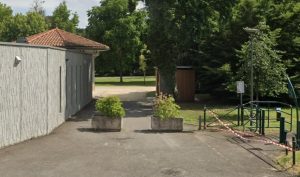 Auberge Landaise entre parking pmr et parc wc publics