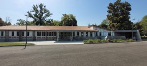 Vue arrière de l'auberge Landaise côté parking
