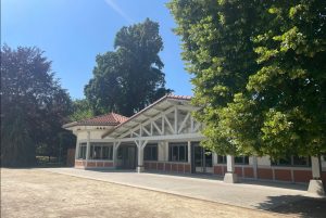 Auberge Landaise et rotonde   côté parc